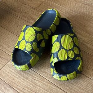 Stylish Softball Yellow and Black Women's Slide Sandals NWOT